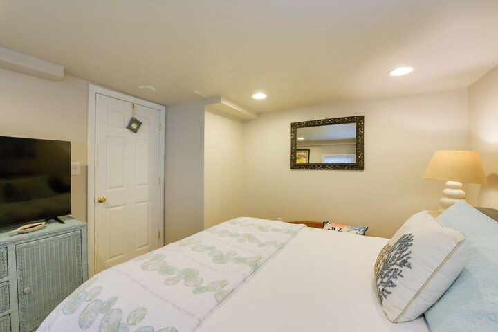 Cozy Ventnor Getaway: Walk to Public Beach!
