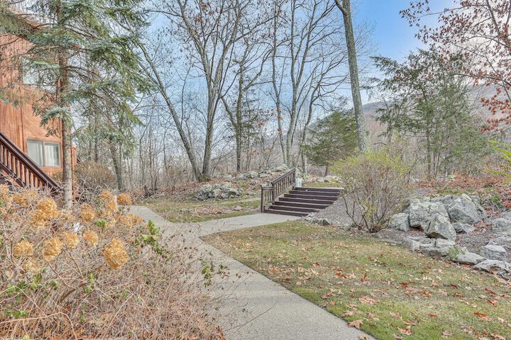 Vernon Township Condo w / Balcony Near Ski Lifts!