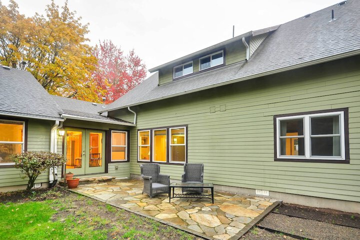 Milwaukie Home w / Covered Porch: Dogs Welcome!