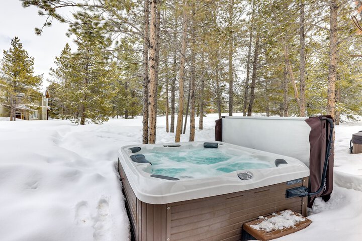 Convenient Fraser Townhome w / Hot Tub Near Hikes!