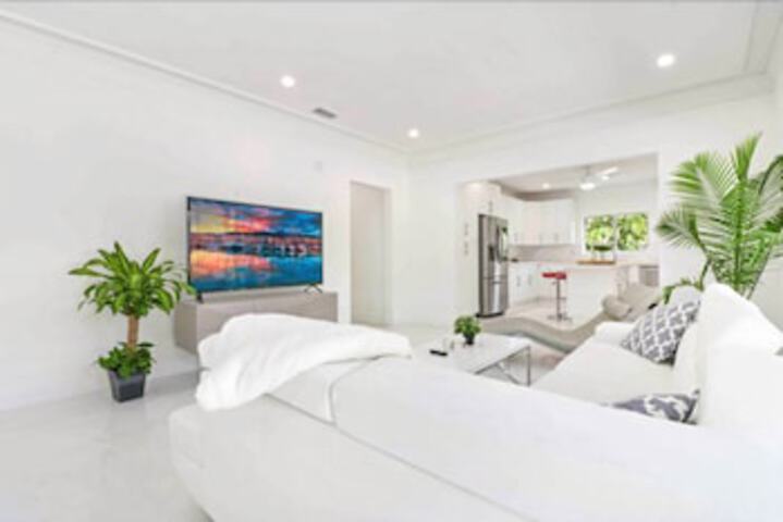 Sleek Miami Shores Residence With Jacuzzi