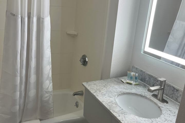 Howard Johnson by Wyndham Malden Boston Area