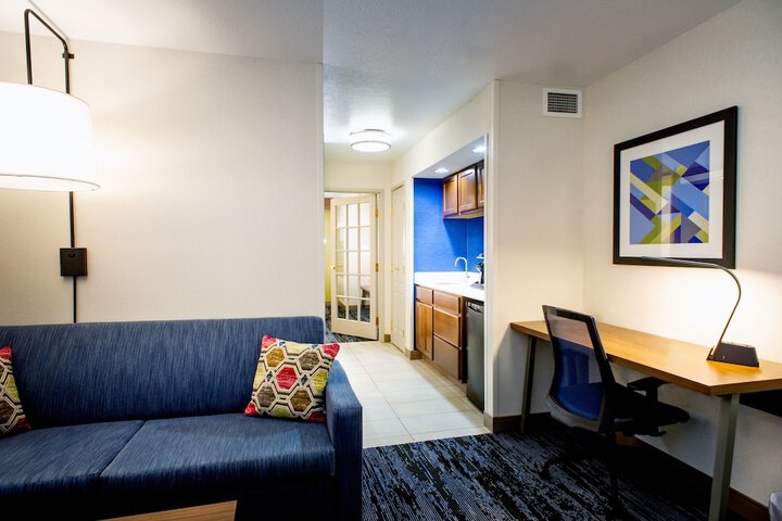 Room 10 of 27