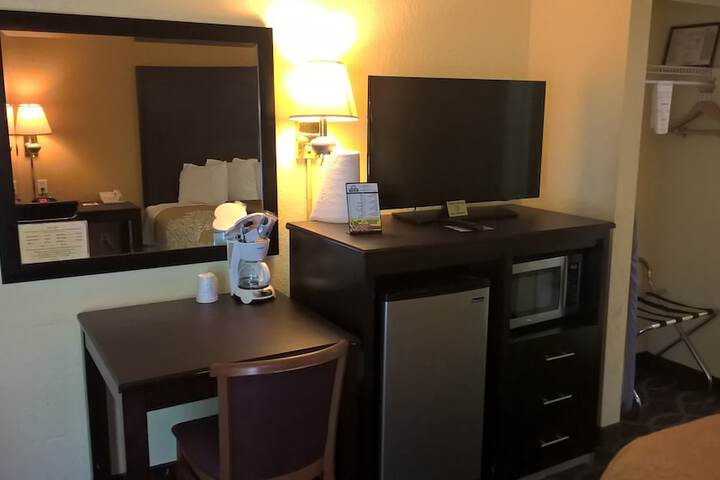 Days Inn & Suites by Wyndham Port Richey