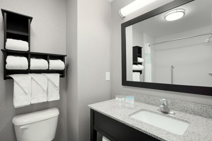 Hampton Inn & Suites Roanoke Airport