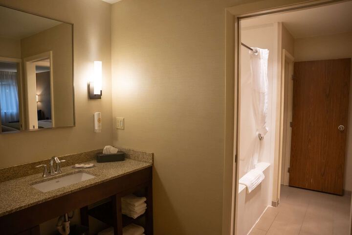 Comfort Inn & Suites Erie - Splash Lagoon Indoor Waterpark
