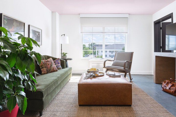 Lounge 58 of 60
