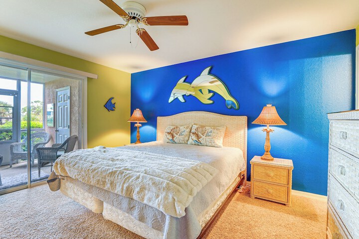 8 Mi to Beach w / Pool Access: Englewood Condo!