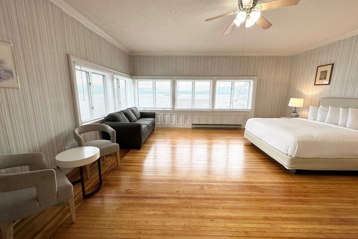 Room 93 of 312