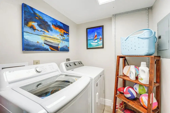 Beachfront Redington Shores Condo w / Pool!