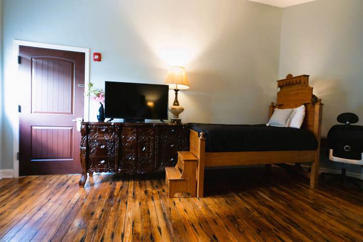 Oaak Tree Hotel