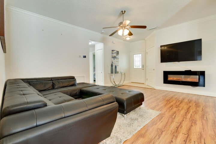Charming Leesburg Getaway w / Screened Porch!