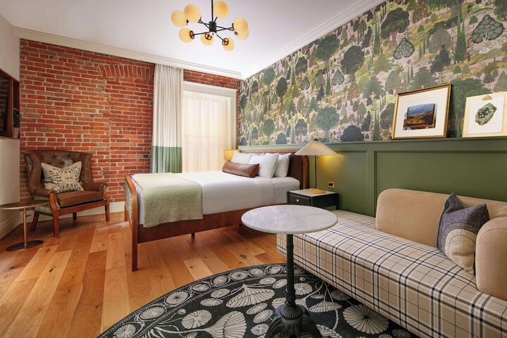 Room 34 of 83
