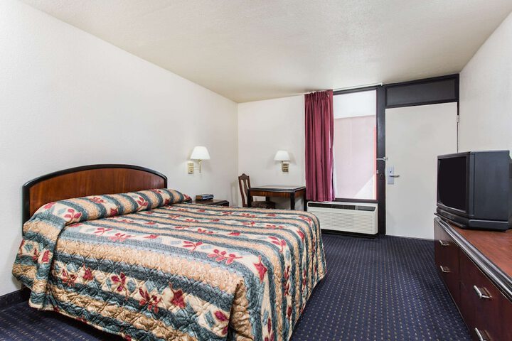 Room 6 of 17
