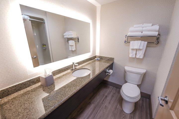 Holiday Inn Express and Suites Springfield Medical District by IHG