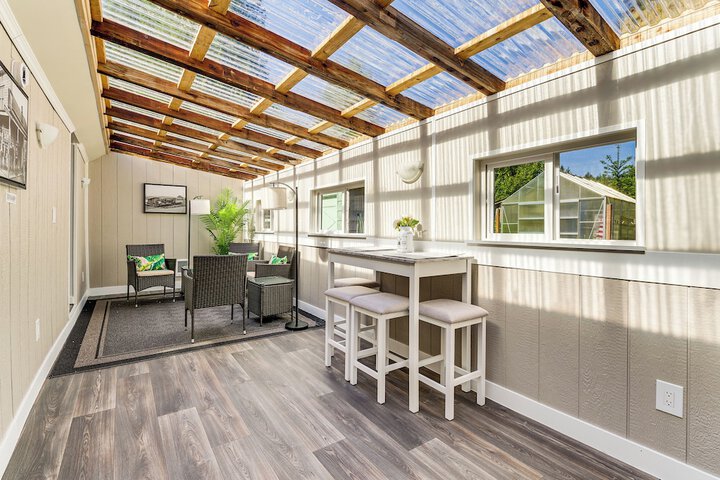 Charming Updated Retreat Walk to Lake Stevens!