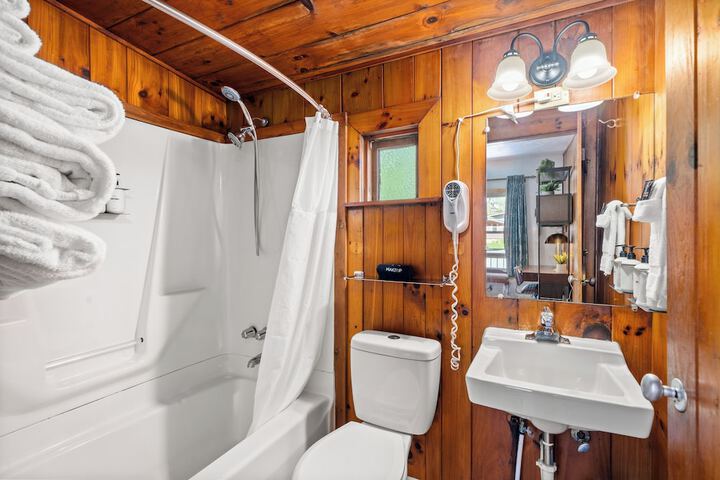 CedarWood Inn
