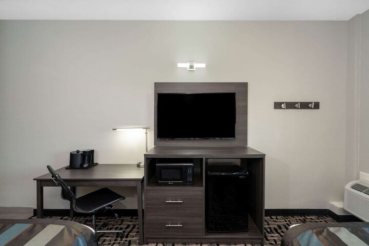 Room 18 of 28