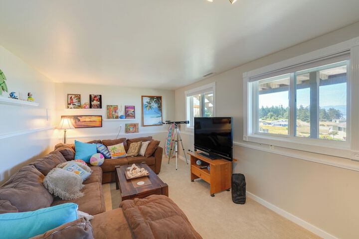Stunning Home in Coupeville w / Deck + Beach Access