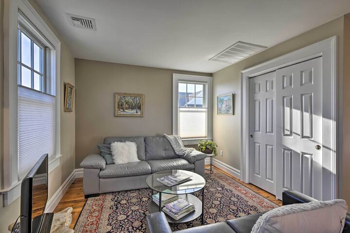Bright Apartment - 1 / 2 Mi to Greenport Harbor!