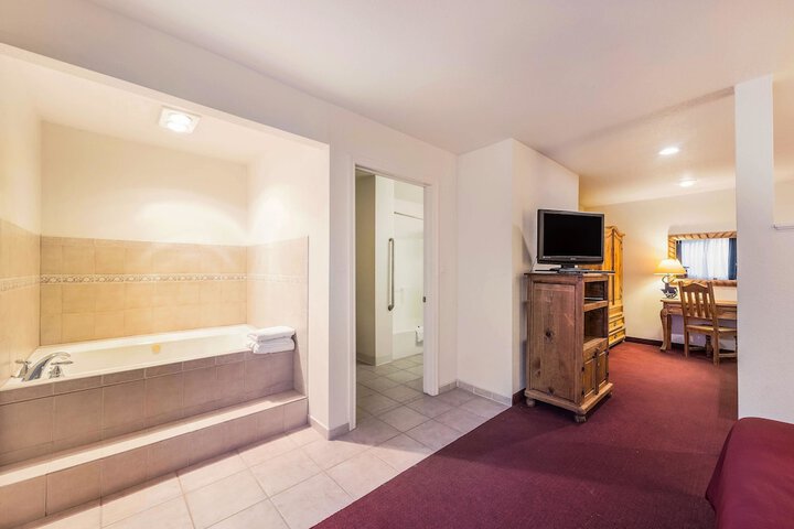 Room 28 of 40
