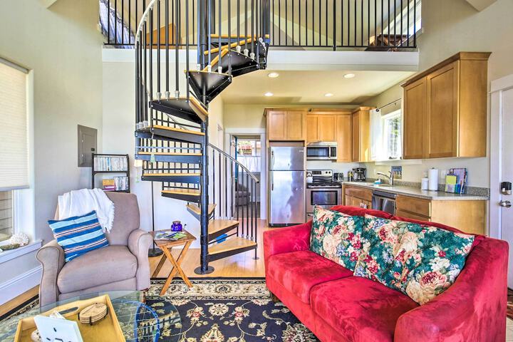 Oceanfront Cottage W / deck & Secluded Beach Access!