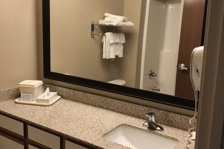 Hawthorn Extended Stay by Wyndham Milwaukee Airport