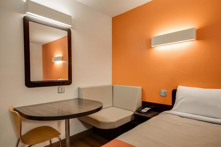 Room 19 of 38