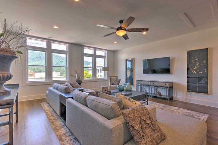 Modern Main St. Apt in Downtown Waynesville!