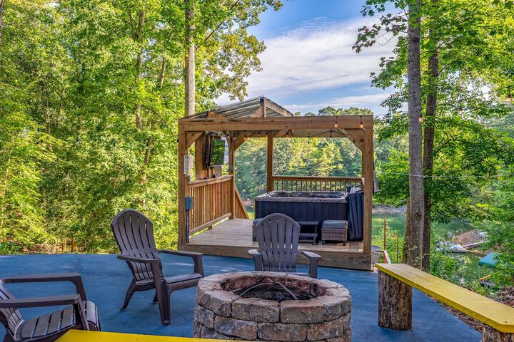 emerald Cove Chalet on Douglas Lake w / Hot Tub!