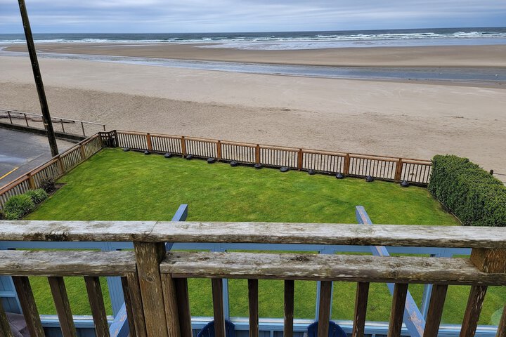 The Waves / The Argonauta Inn/The White Heron Lodge