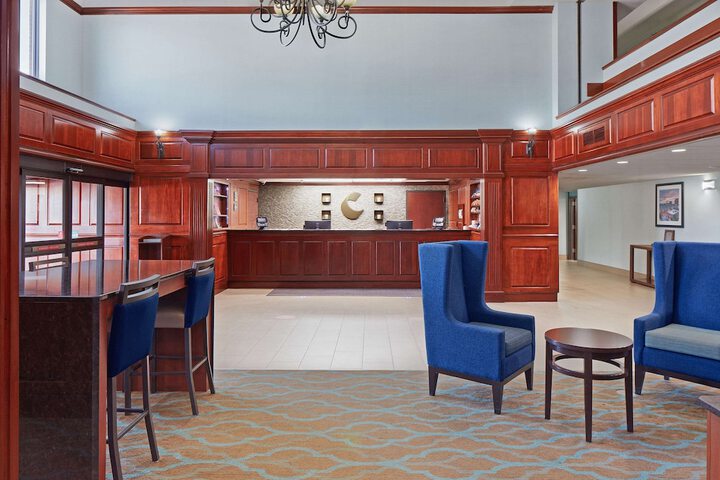 Comfort Suites Outlet Center