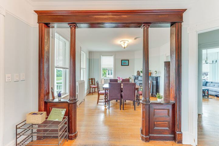 Charming Victorian Retreat w / Hudson River Views