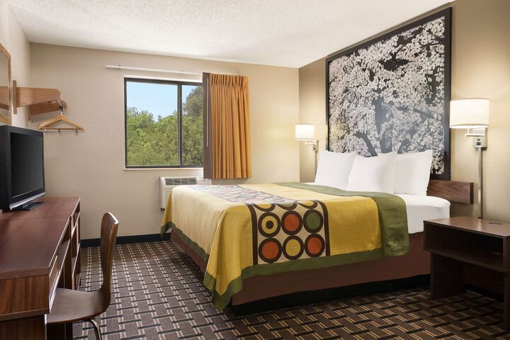 Room 15 of 28