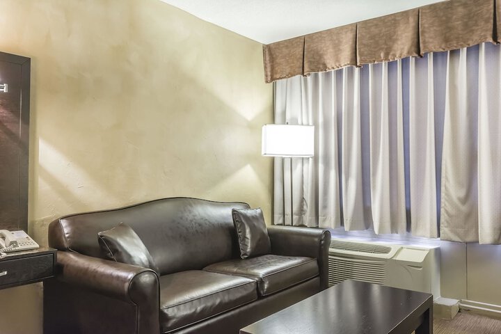 Room 11 of 28
