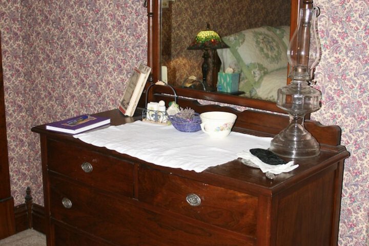 Room 10 of 28