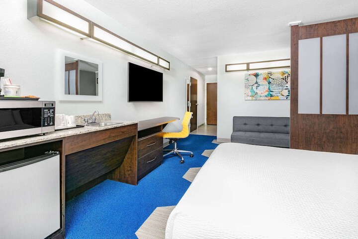 Room 7 of 32