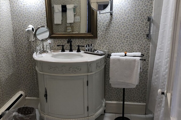 Brook Farm Inn