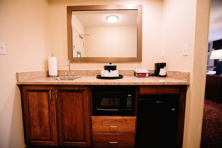 Hampton Inn & Suites Minot Airport