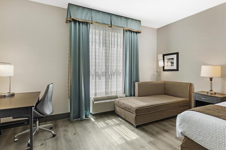 Best Western Plus Chain of Lakes Inn & Suites
