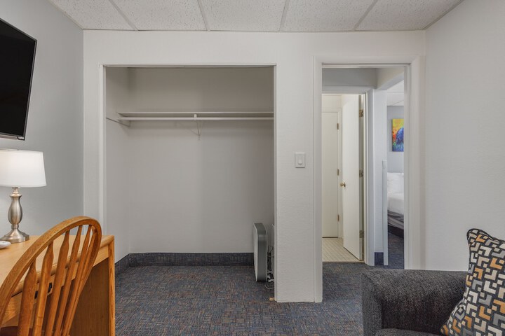 Room 32 of 43