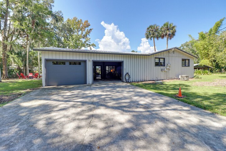 Charming Canalfront Retreat w / Double Boat Slip!