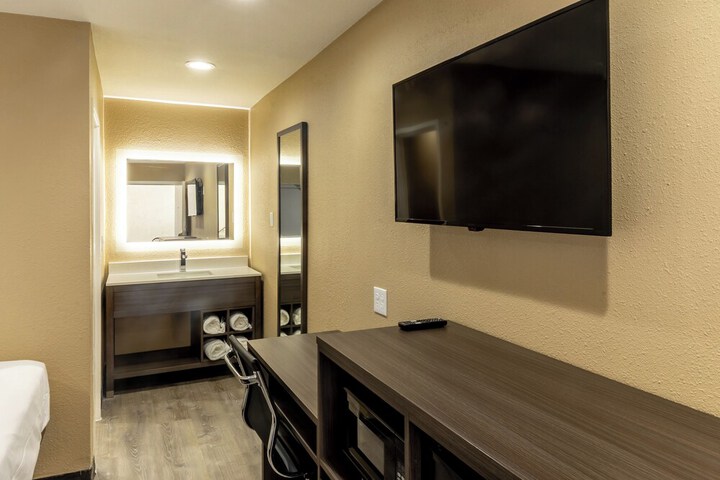 Room 4 of 19