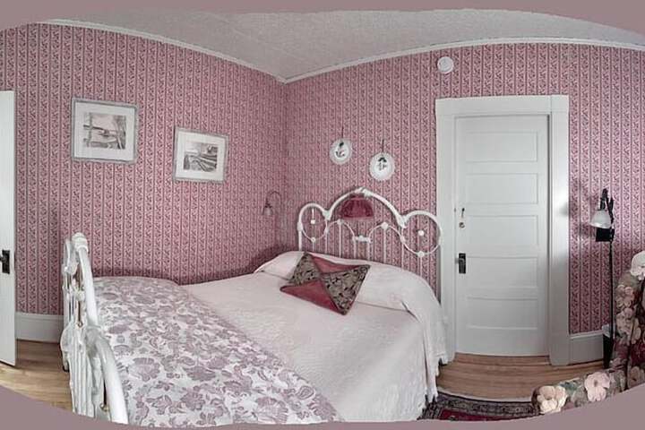 The Jeweled Turret Inn