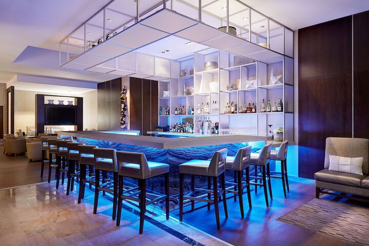 Lounge 52 of 72