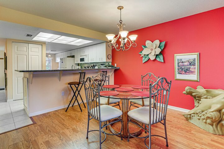 8 Mi to Beach w / Pool Access: Englewood Condo!