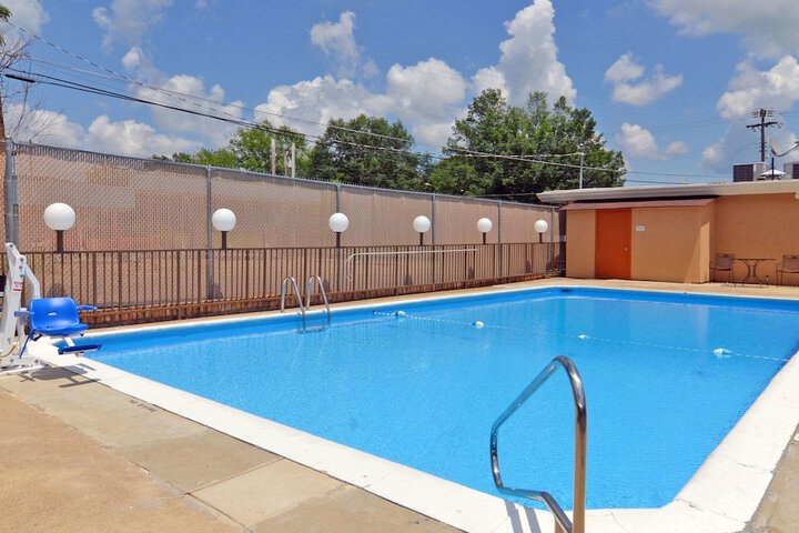 Pool 10 of 35