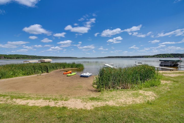 Lakefront Motley Cabin w / Private Deck + Dock!