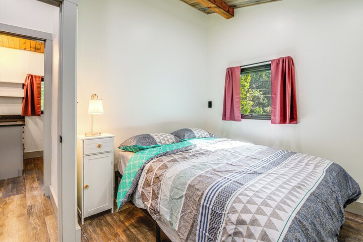 Dandridge Home on Douglas Lake w / Hot Tub & Dock!