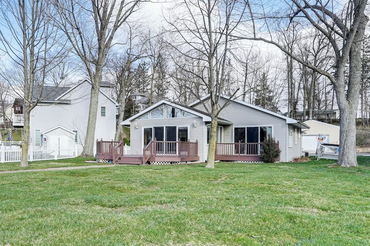 House on Paw Paw Lake w / Private Dock!